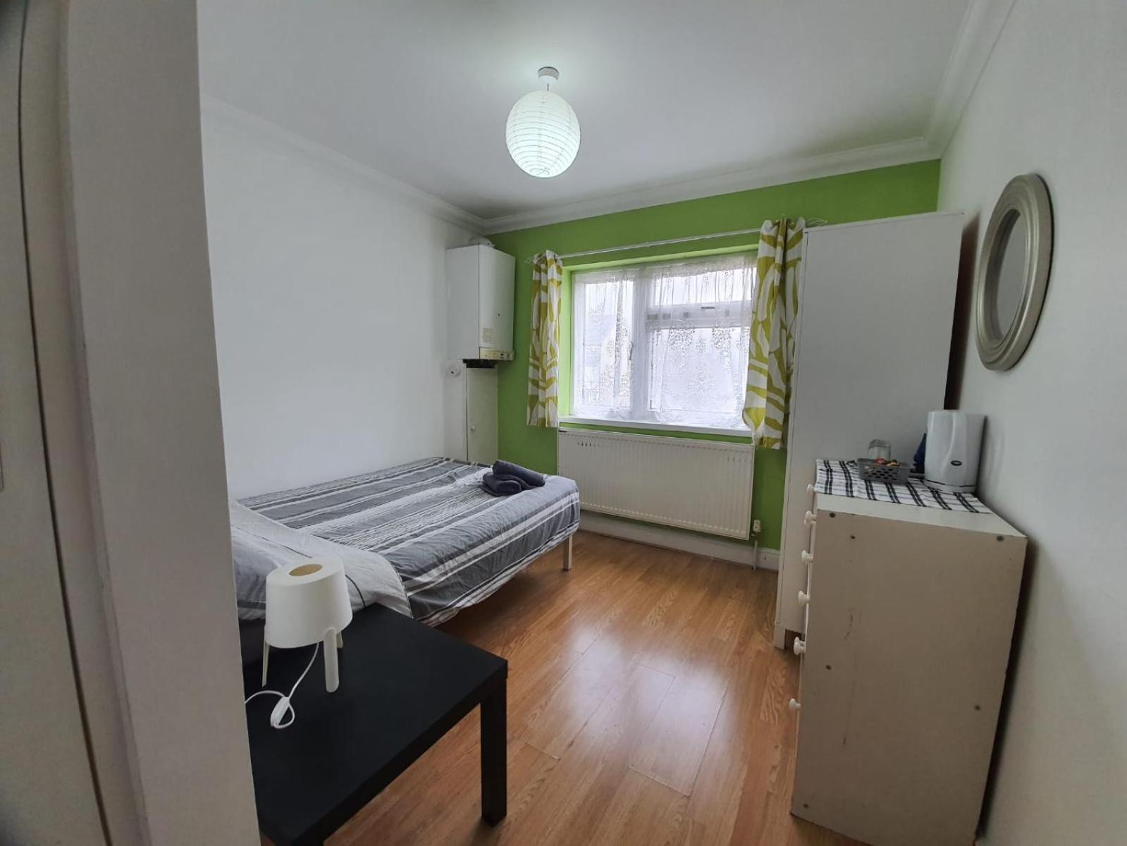 Eastwood Rooms Goodmayes Экстерьер фото